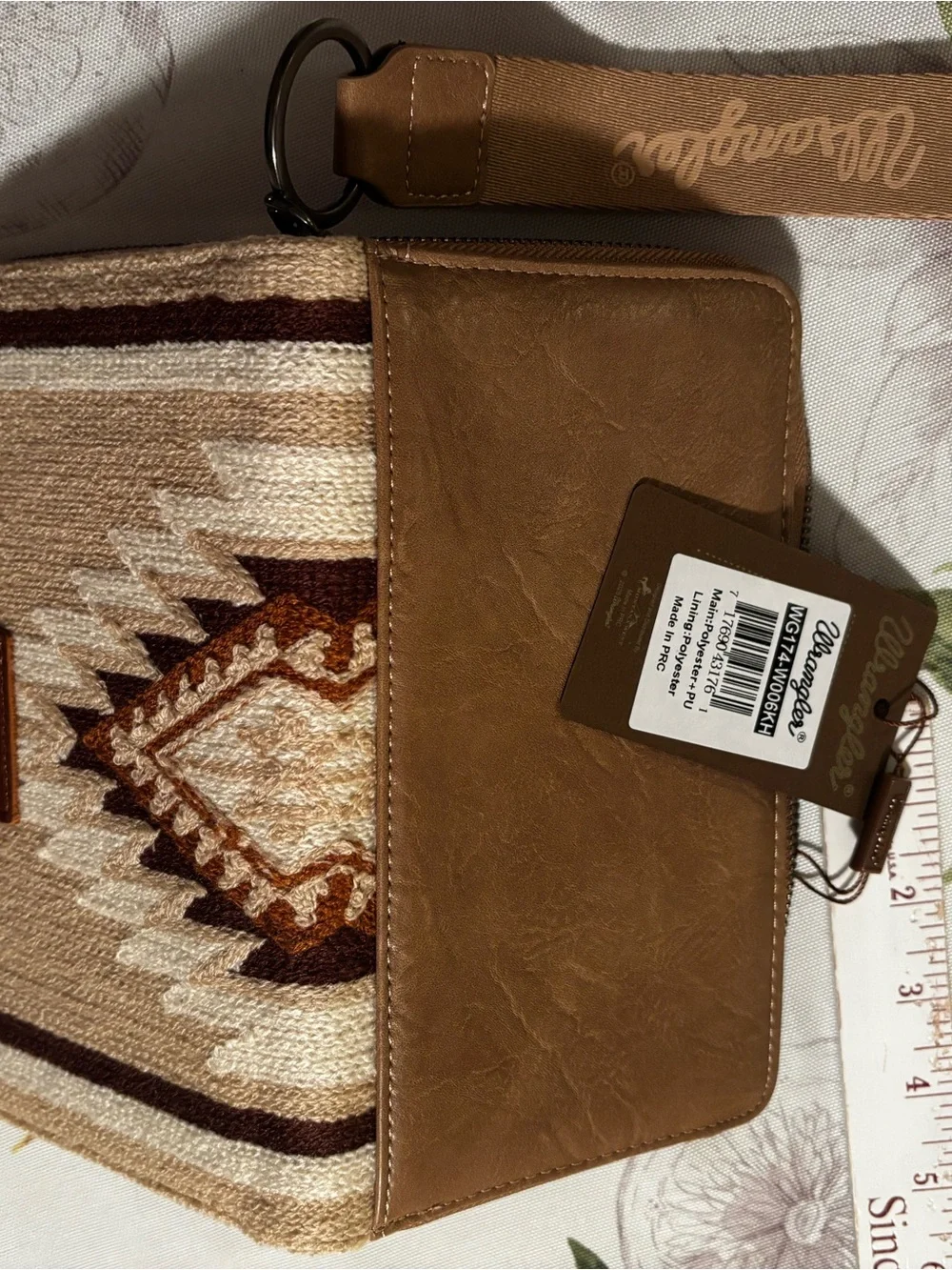 Wrangler Southwestern Pattern Zip Wallet in Beige and Brown